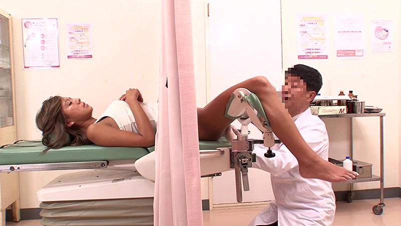 妊娠検査中に媚薬を注入された黒ギャルはカーテン越しに甘えた声で目先のチ○ポを求めイキまくる