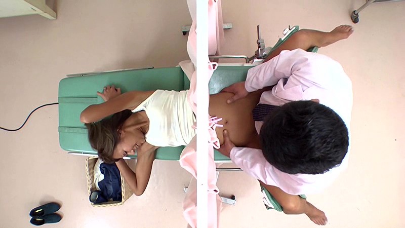 妊娠検査中に媚薬を注入された黒ギャルはカーテン越しに甘えた声で目先のチ○ポを求めイキまくる